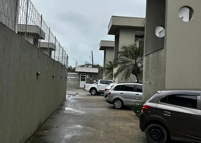 Apartamento em Condomínio Beverly Hills Praia de Vista Linda - Bertioga com Estacionamento e Piscina