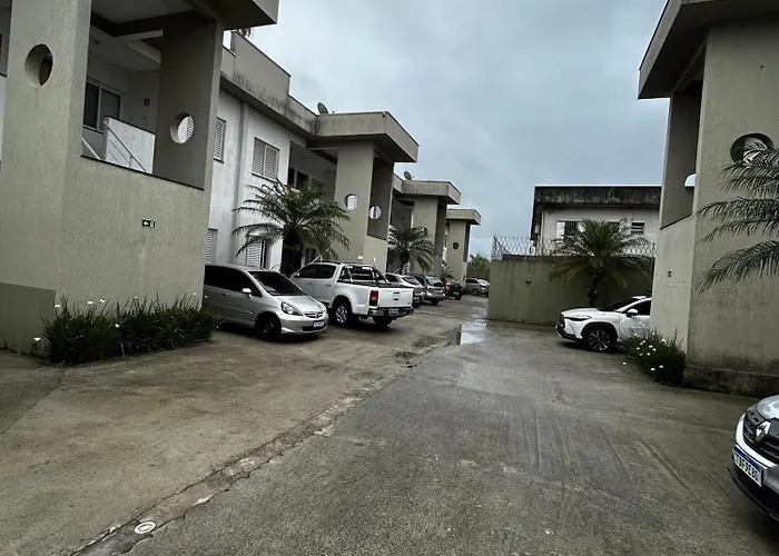 Apartamento em Condomínio Beverly Hills Praia de Vista Linda - Bertioga com Estacionamento e Piscina